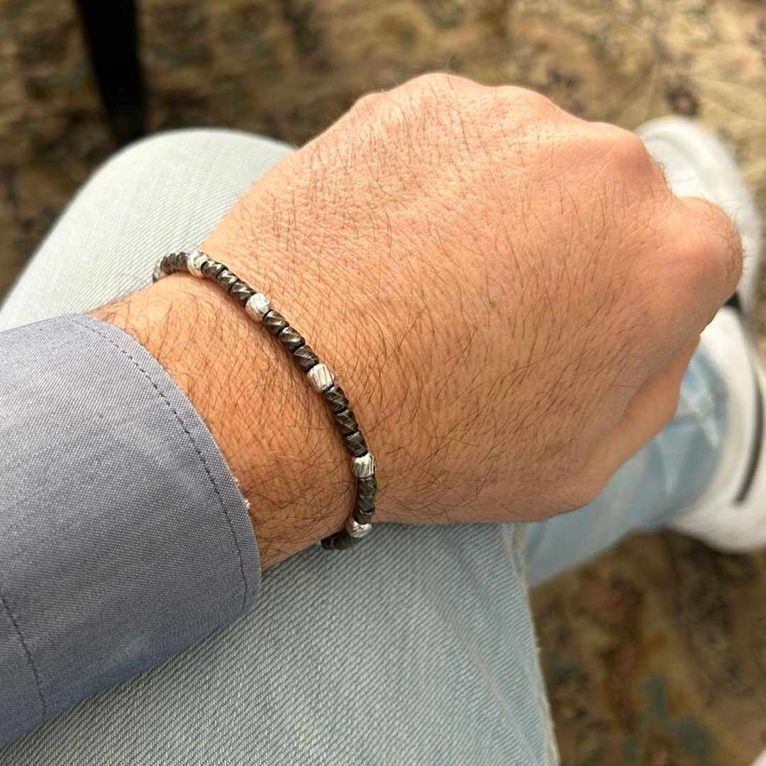 bracciale da uomo in argento con pepite tipo titanio indossato - via condotti store