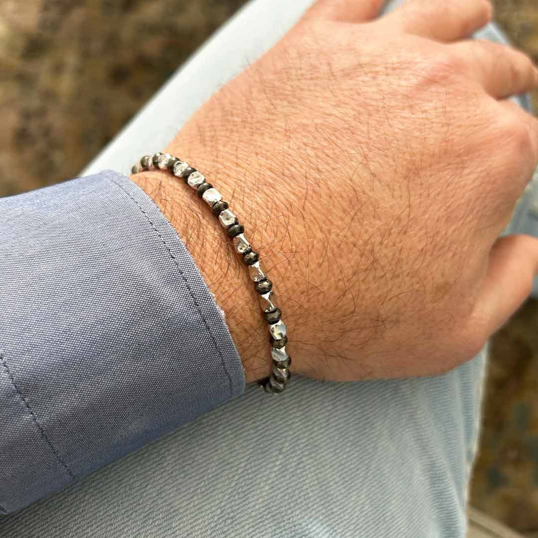 bracciale da uomo stile dodo in argento rodiato bianco e nero tipo titanio indossato - via condotti store