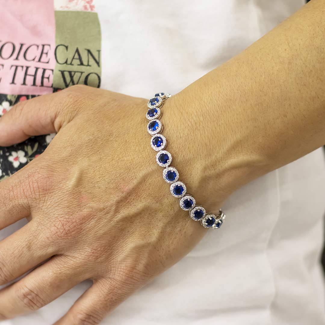 bracciale classico da donna in argento 925 rodiato e zirconi bianchi e blu zaffiro indossato - via condotti store
