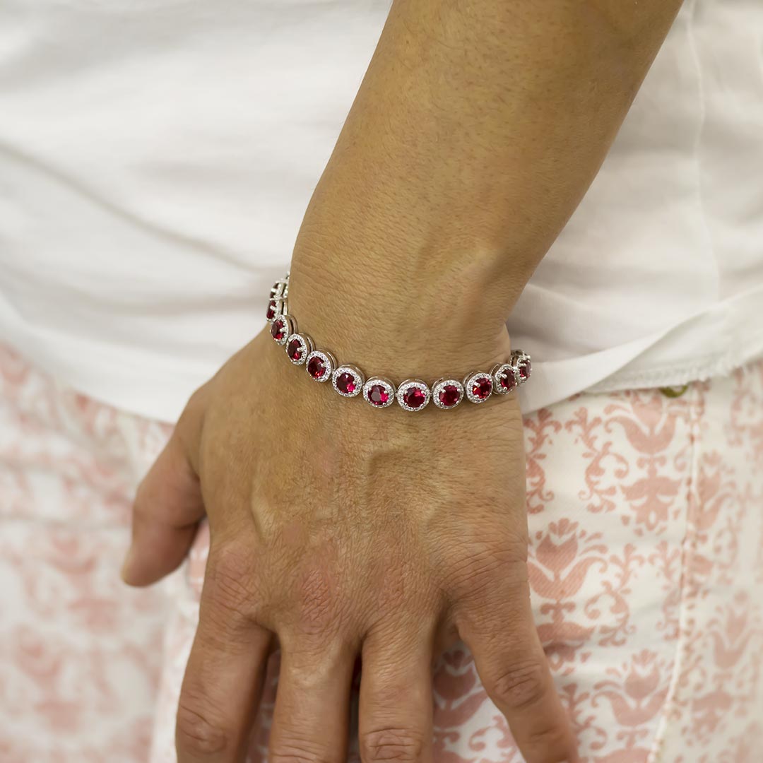 bracciale per donna con zirconi rosso rubino e bianchi in argento 925 indossato - via condotti store