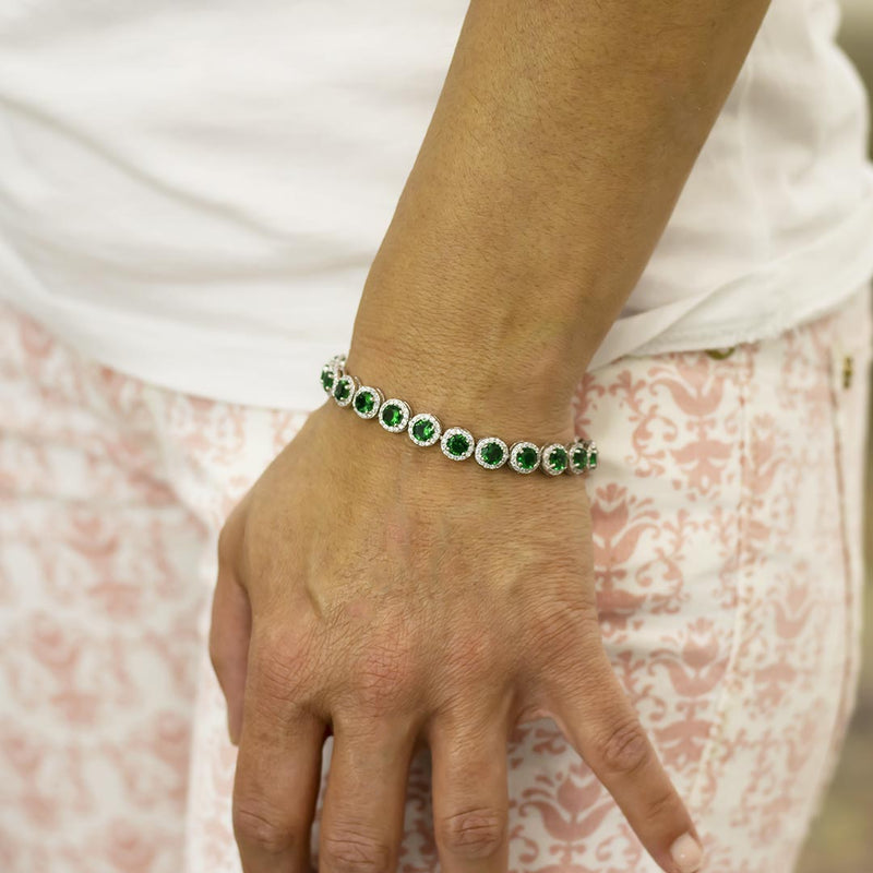 Bracciale classico da donna in argento 925 rodiato e zirconi bianchi e verde smeraldo indossato - via condotti store