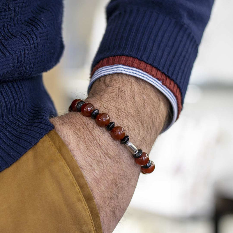 bracciale da uomo in corniola e onice naturali indossato - via condotti store