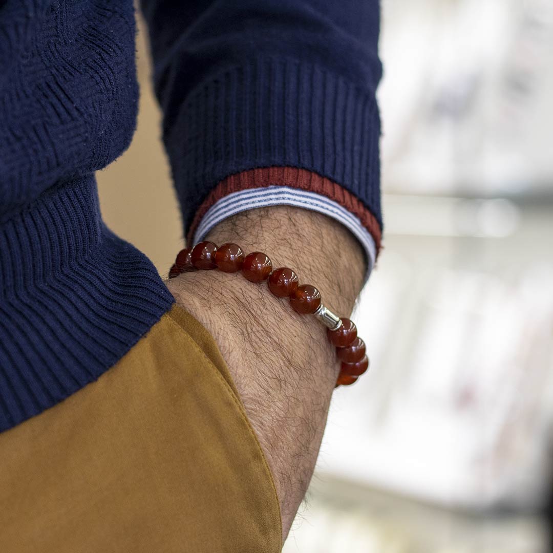 bracciale elastico in corniola a sfere indossato da un uomo - via condotti store