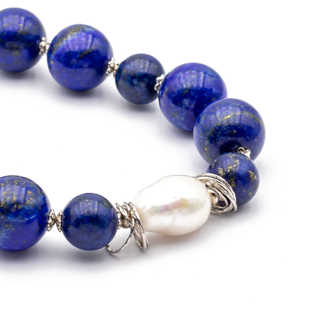 particolare del bracciale in lapislazzuli e perla barocca - via condotti store