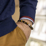 bracciale in occhio di tigre e onice naturale indossato da un uomo - via condotti store