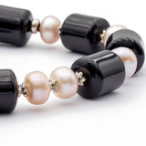 particolare del bracciale in argento rodiato con perle e onice nero - via condotti store