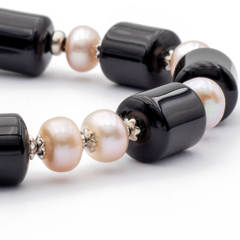 particolare del bracciale in argento rodiato con perle e onice nero - via condotti store