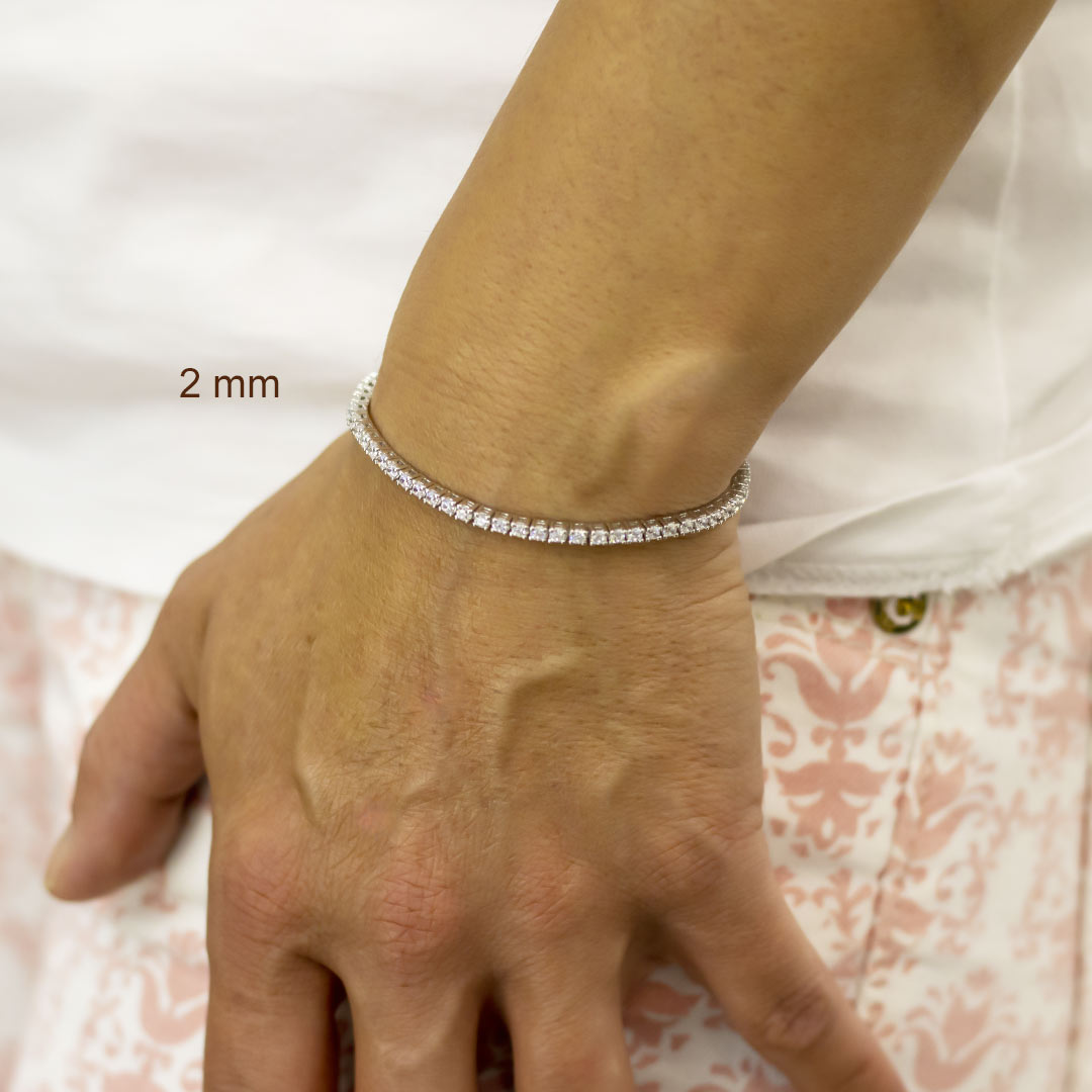 bracciale tennis da donna in argento rodiato e zirconi da 2 mm indossato - via condotti store