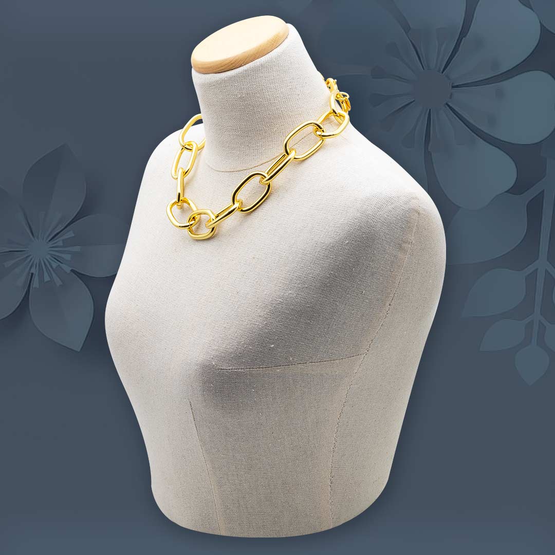 collana da donna con catena ovale grande placcata oro indossata da manichino - via condotti store