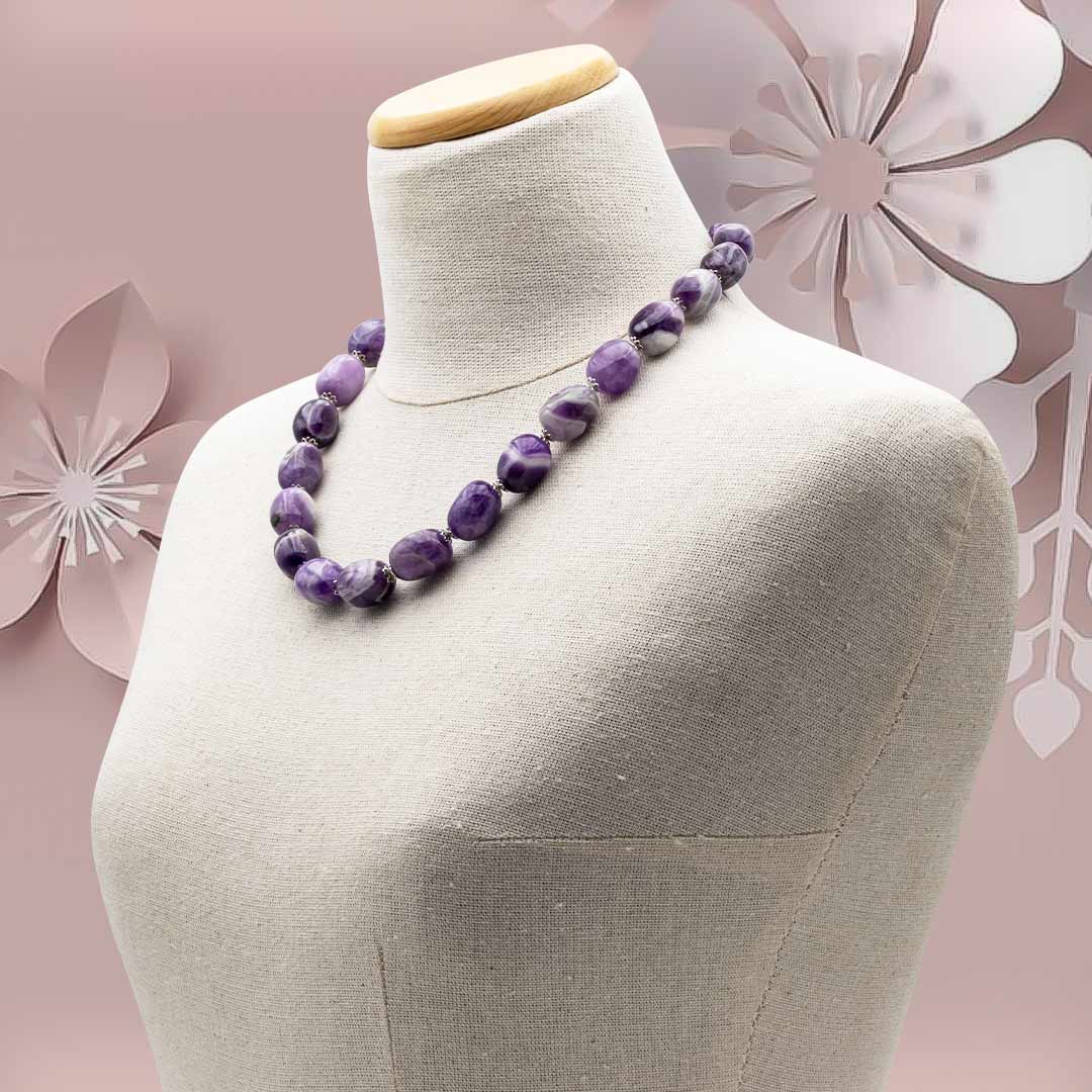 collana in argento e pietre dure con ametista naturale indossata su un manichino - via condotti store