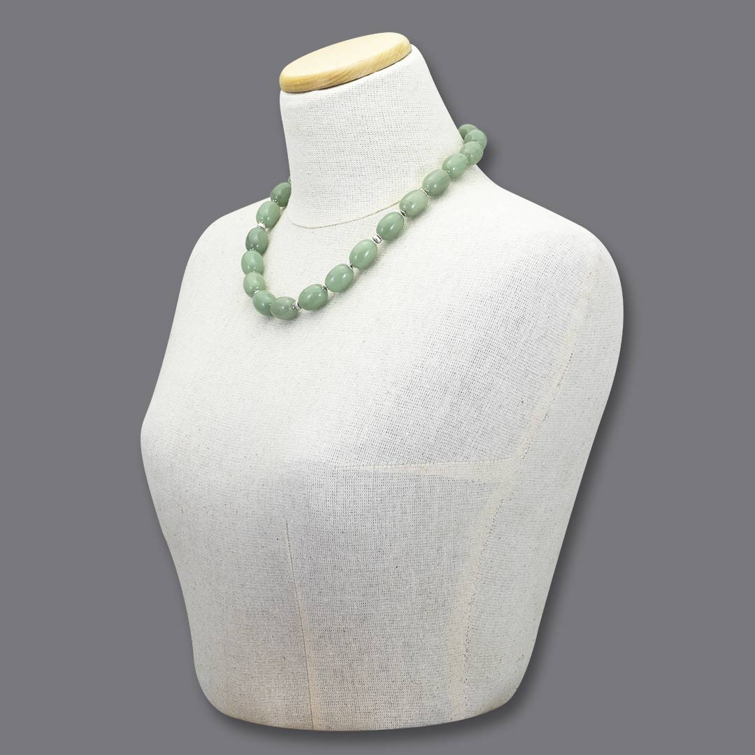 collana girocollo con avventurina verde naturale in argento su manichino - via condotti store