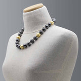 collana girocollo in perle grigie e oro con argento 925 su manichino - via condotti store