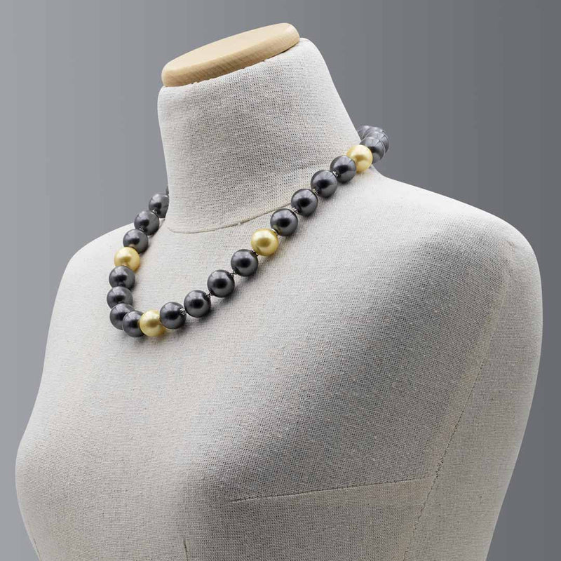 collana girocollo in perle grigie e oro con argento 925 su manichino - via condotti store