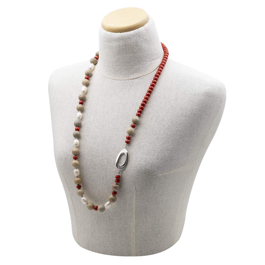 collana lunga su manichino con corallo perle e grossularia in argento - via condotti store