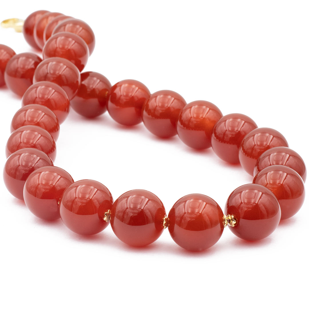 particolare delle sfere della collana girocollo in corniola e argento placcato oro - via condotti store