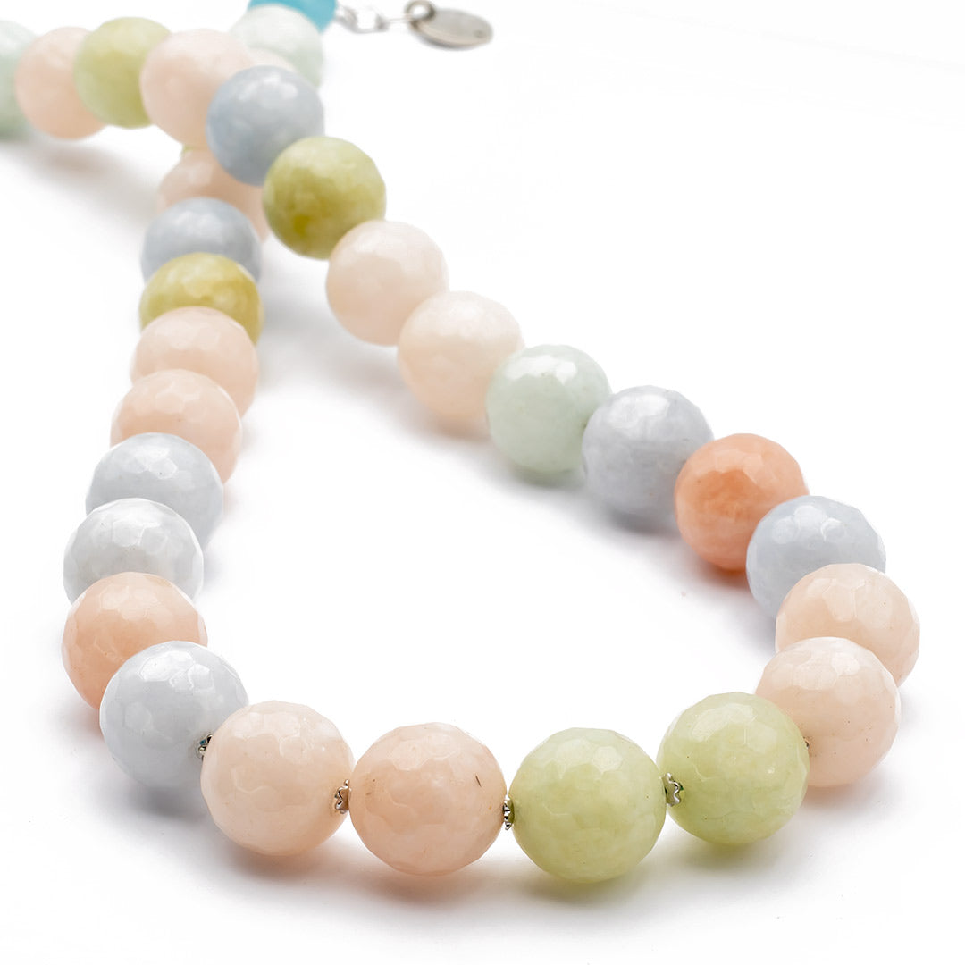 particolare della collana girocollo in giada multicolor e argento 925 rodiato - via condotti store