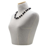 collana girocollo in onice e perle con argento 925 su manichino - via condotti store