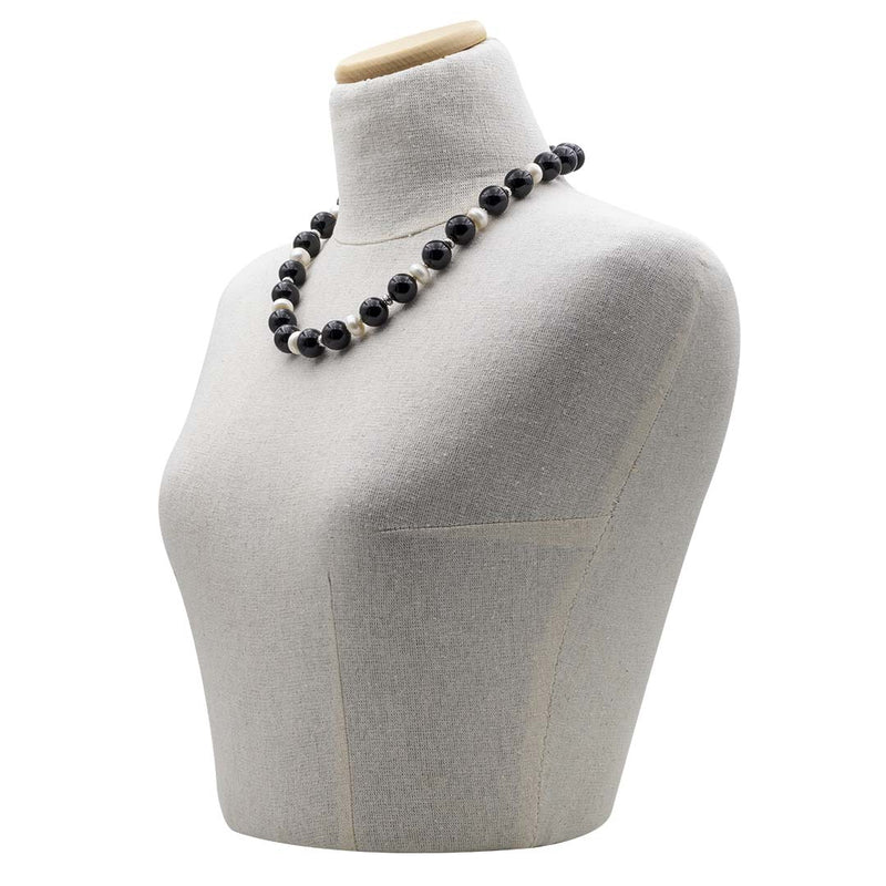 collana girocollo in onice e perle con argento 925 su manichino - via condotti store