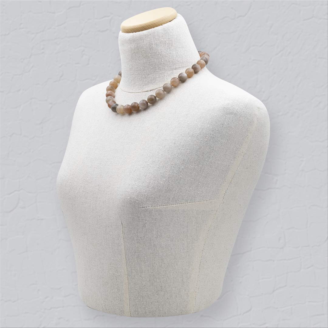 collana in pietra di luna naturale e argento su di un manichino - via condotti store