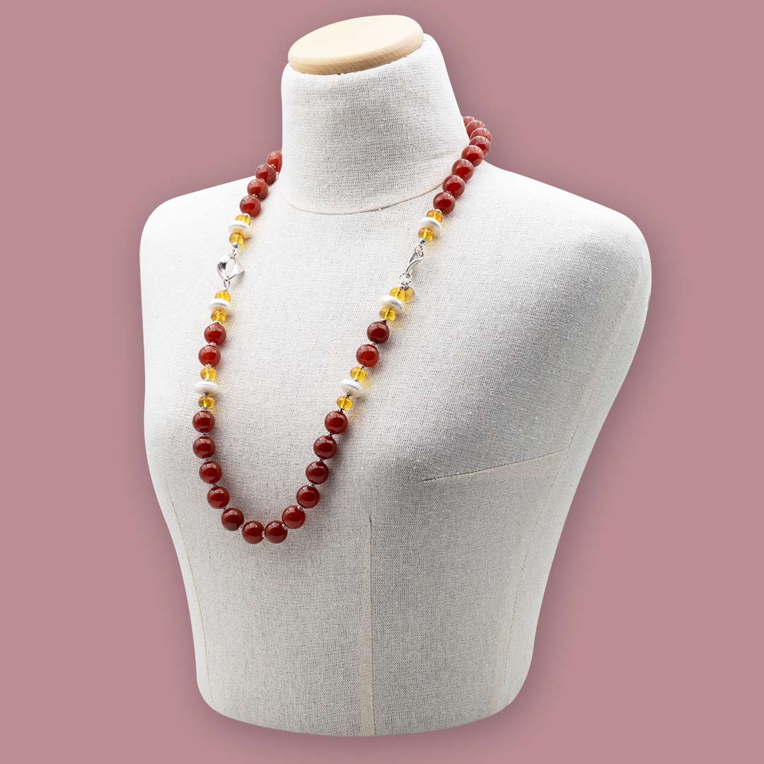 collana in pietre dure naturali e argento corniola citrino e perle su manichino - via condotti store