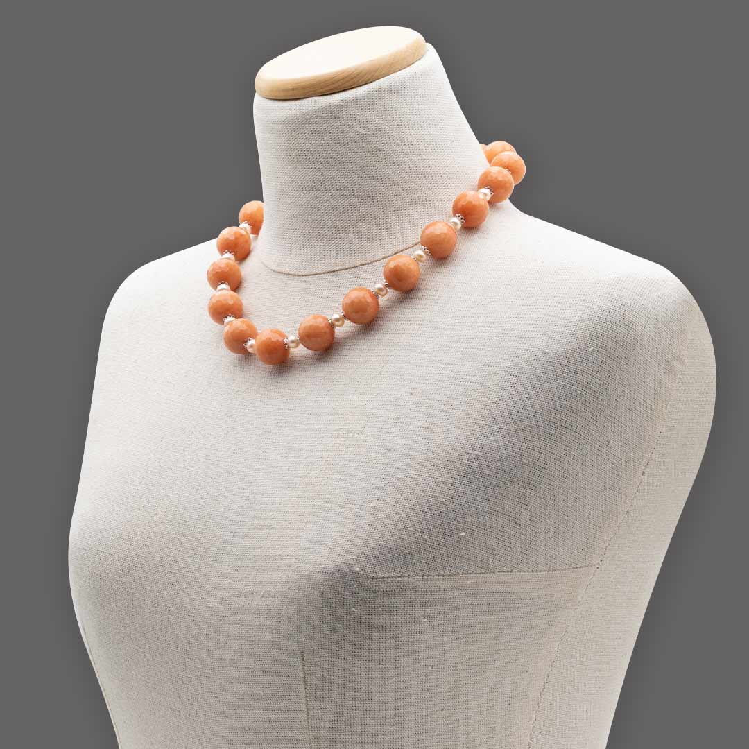 collana girocollo in giada arancione perle e argento rodiato indossata da manichino - via condotti store