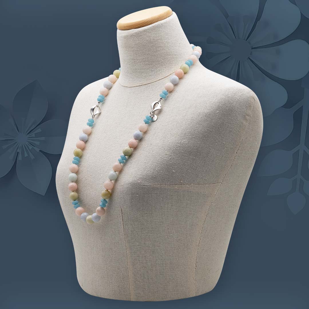collana lunga in giada multicolor e argento 925 rodiato su manichino - via condotti store