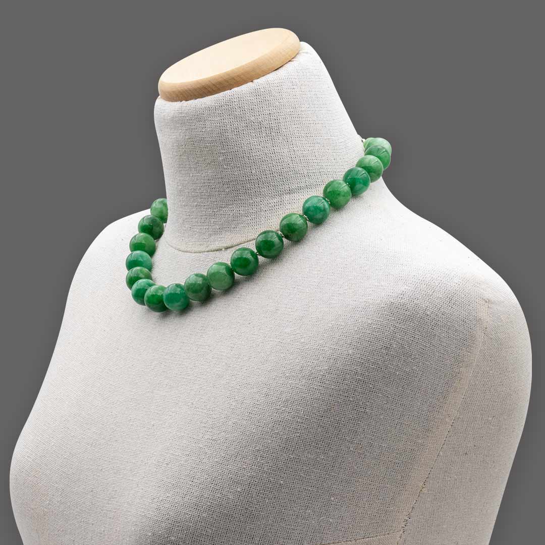 collana girocollo in giada verde naturale e argento rodiato indossata da manichino - via condotti store