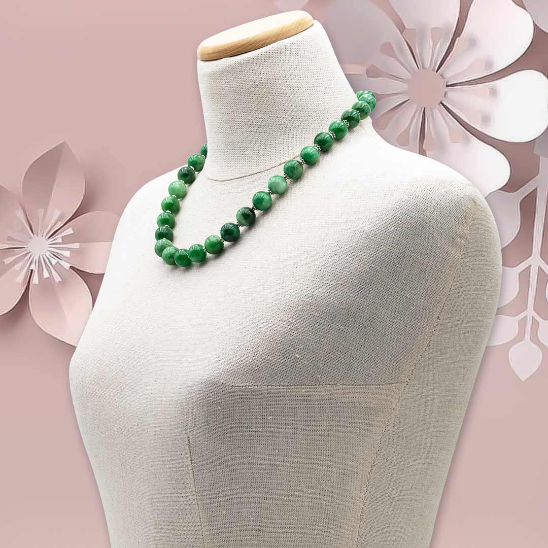 collana girocollo in giada verde naturale e argento rodiato indossata da manichino - via condotti store