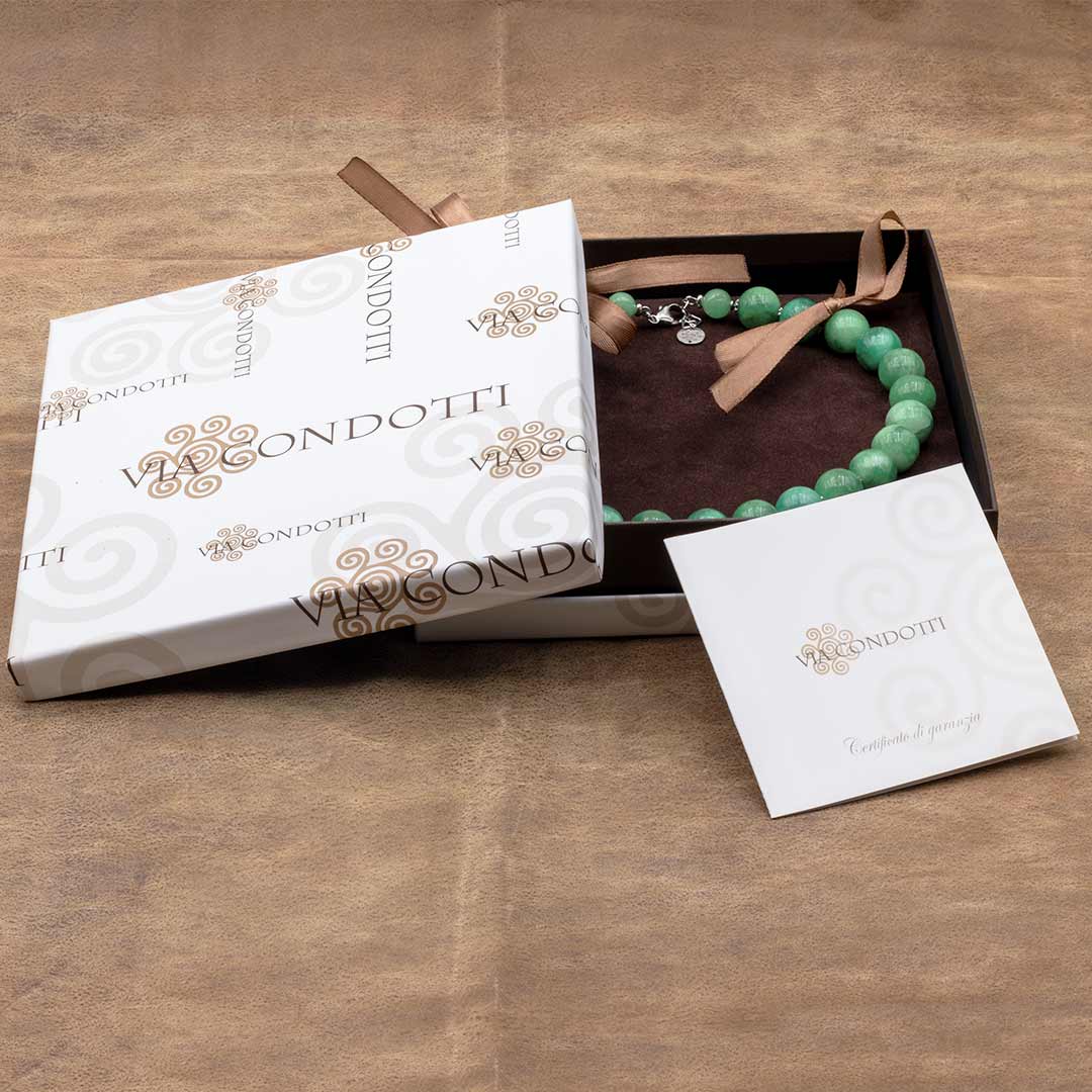 collana girocollo in giada verde naturale dentro la sua confezione regalo - via condotti store
