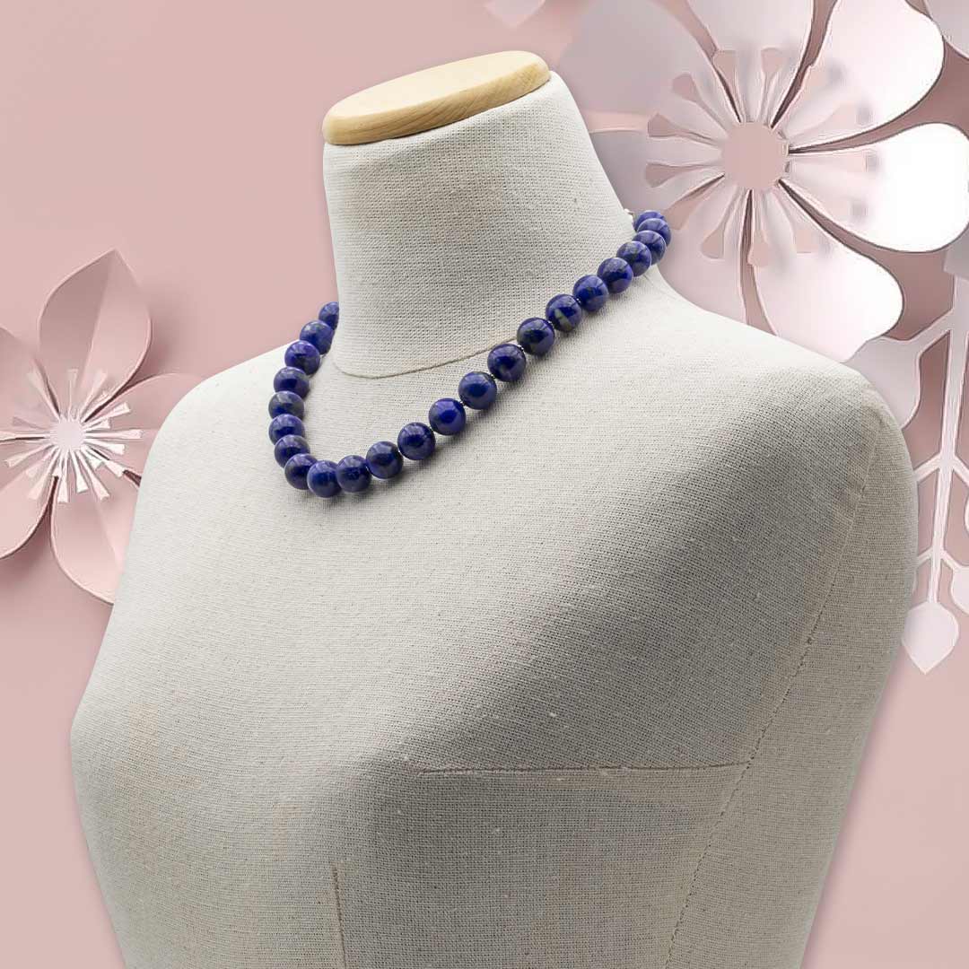 collana in pietre dure con lapislazzuli e argento indossata su manichino - via condotti store