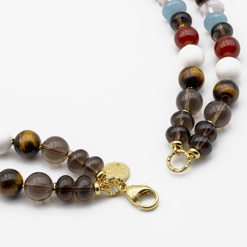 chiusura e logo della collana in pietre dure semipreziose multicolore e argento placcato oro - via condotti store