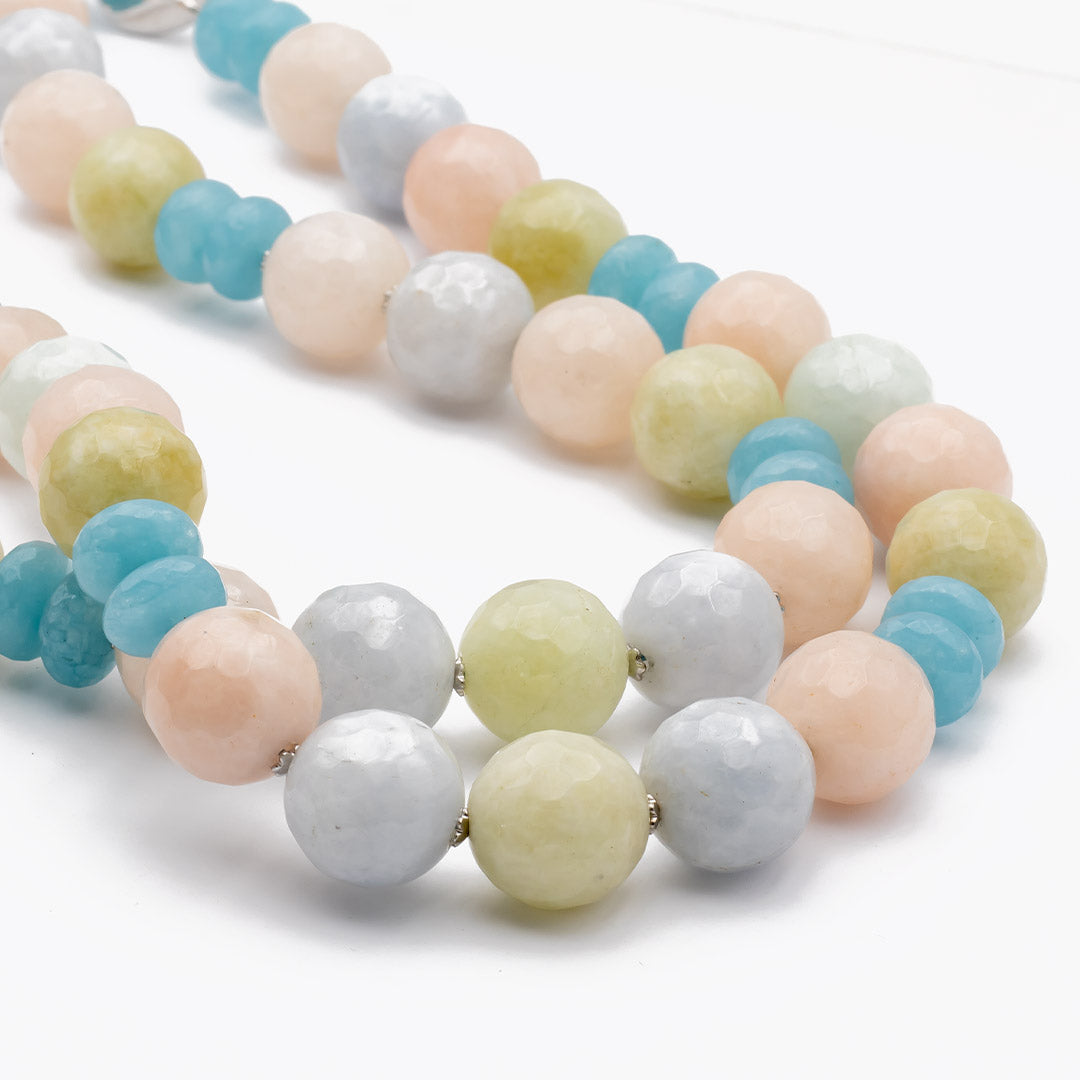 particolari della giada multicolore della collana lunga - via condotti store