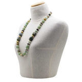 collana lunga 90 cm in pietre dure toni del verde con argento placcato oro su manichino - via condotti store