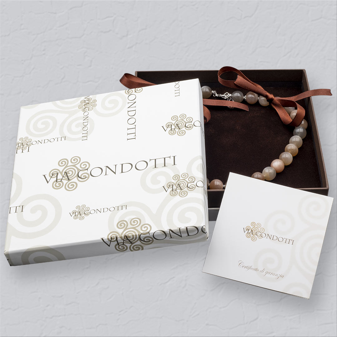 astuccio con all'interno la collana e la garanzia - via condotti store