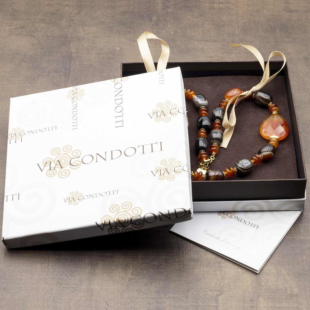 confezione regalo con astuccio e garanzia della collana in agata variegata e corniola con argento placcato oro - via condotti store