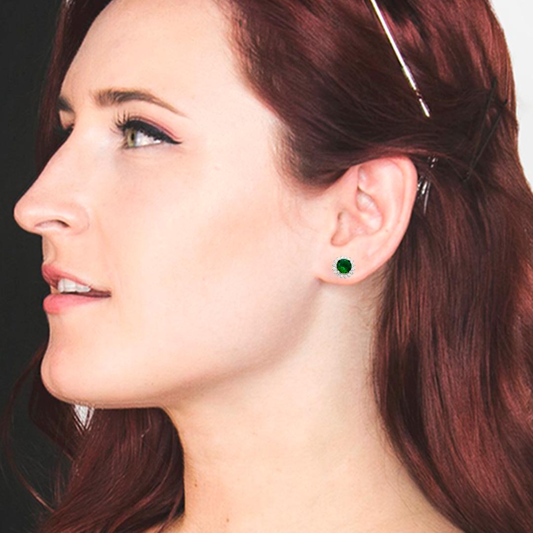 orecchini a lobo verde smeraldo zirconi e argento indossati da una modella - via condotti store