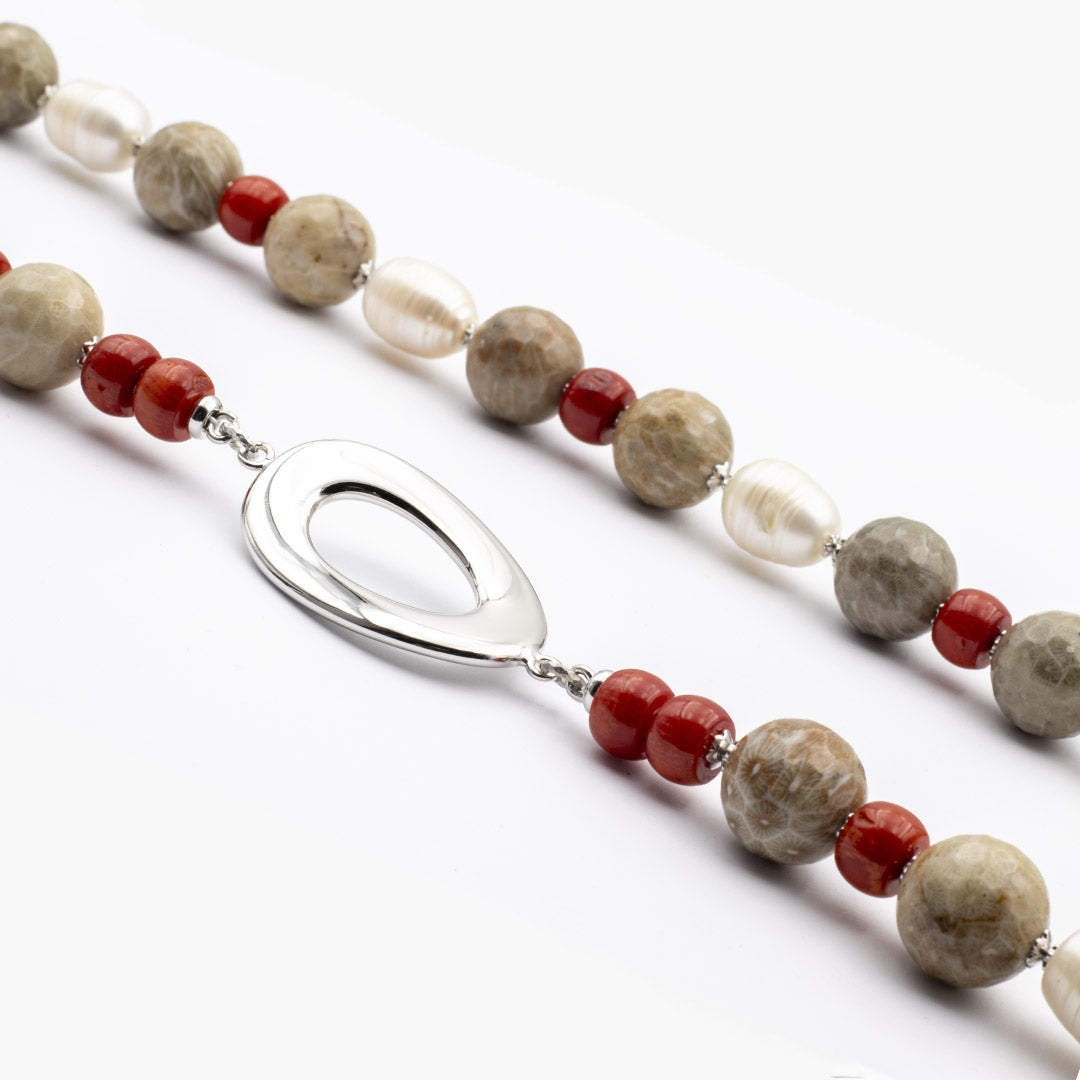 particolare del motivo ovale in argento della collana - via condotti store