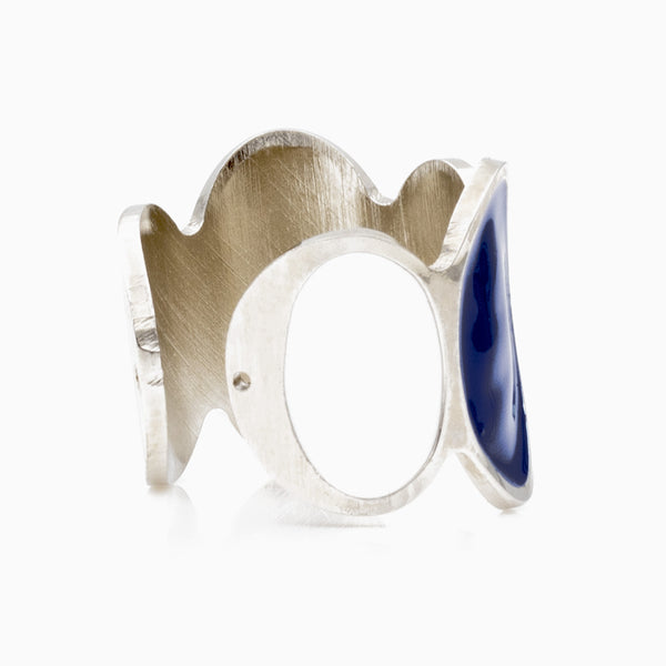 Anello a fascia misura regolabile francesca bianchi design con ovali smaltato a mano colore bianco e blu navy - via condotti store