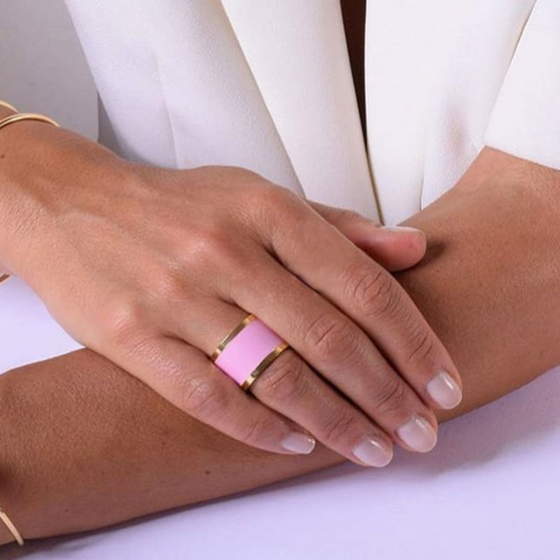 anello francesca bianchi design colore rosa smaltato indossato - via condotti store