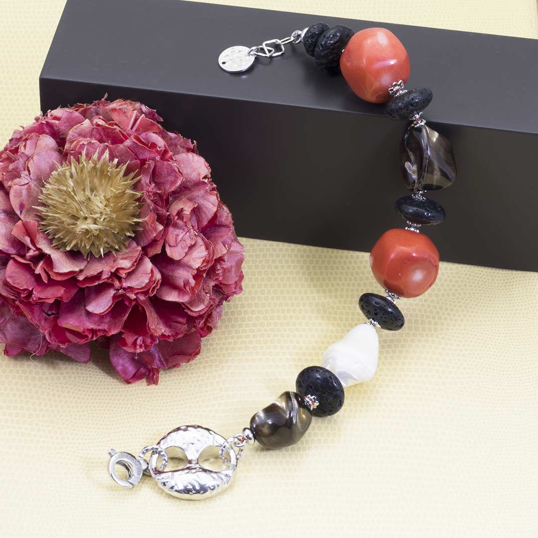 Bracciale in argento con corallo, lava e madreperla - via condotti store