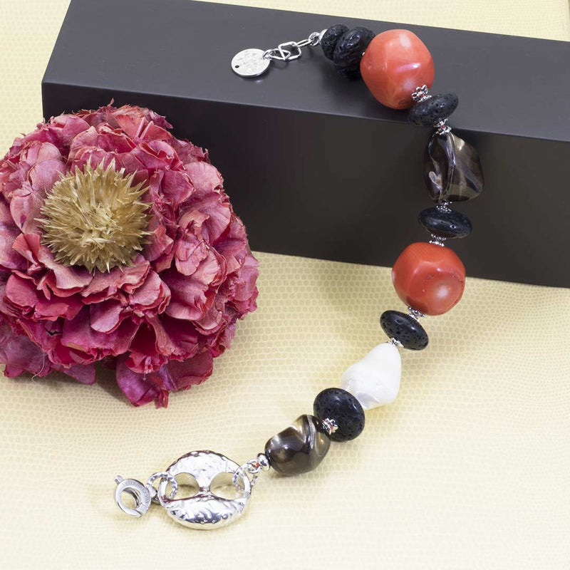 Bracciale in argento con corallo, lava e madreperla - via condotti store