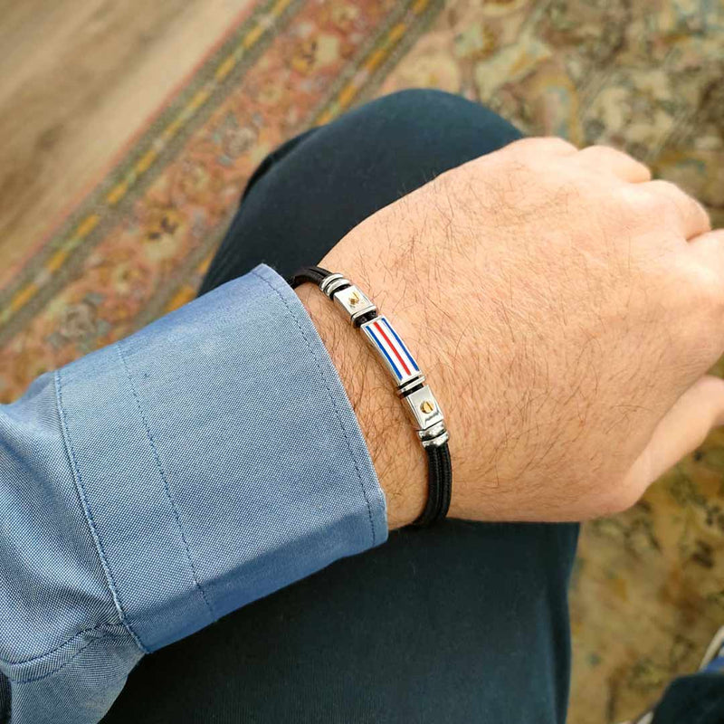 bracciale da uomo con bandierine nautiche in corda nera e acciaio indossato - via condotti store