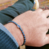 bracciale con palline e ancora in acciaio blu indossato da uomo - via condotti store