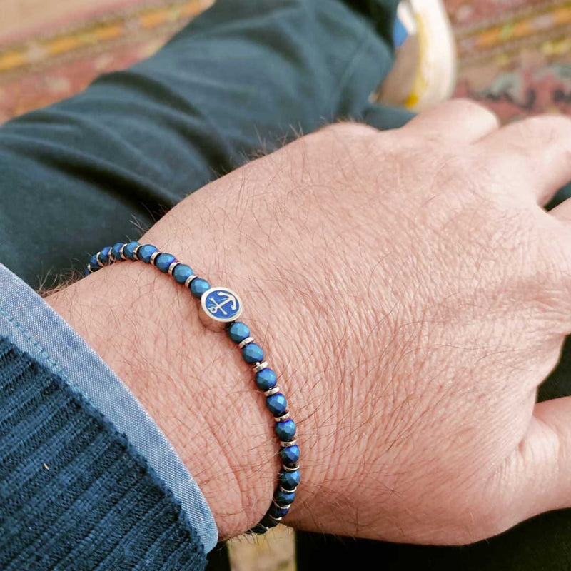 bracciale con palline e ancora in acciaio blu indossato da uomo - via condotti store