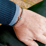 bracciale con sfere e ancora in acciaio grigio indossato da uomo - via condotti store