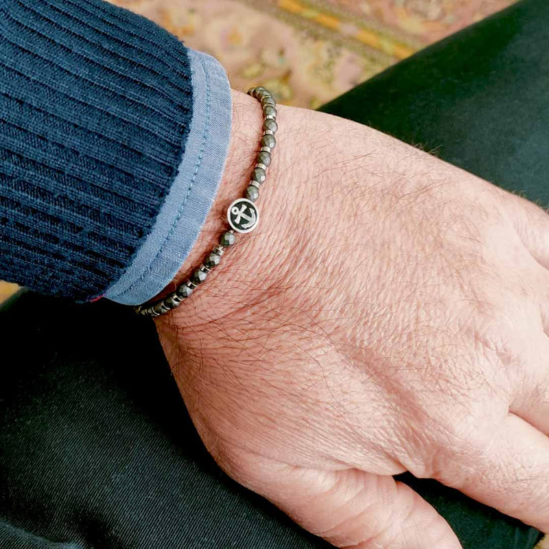 bracciale con sfere e ancora in acciaio grigio indossato da uomo - via condotti store