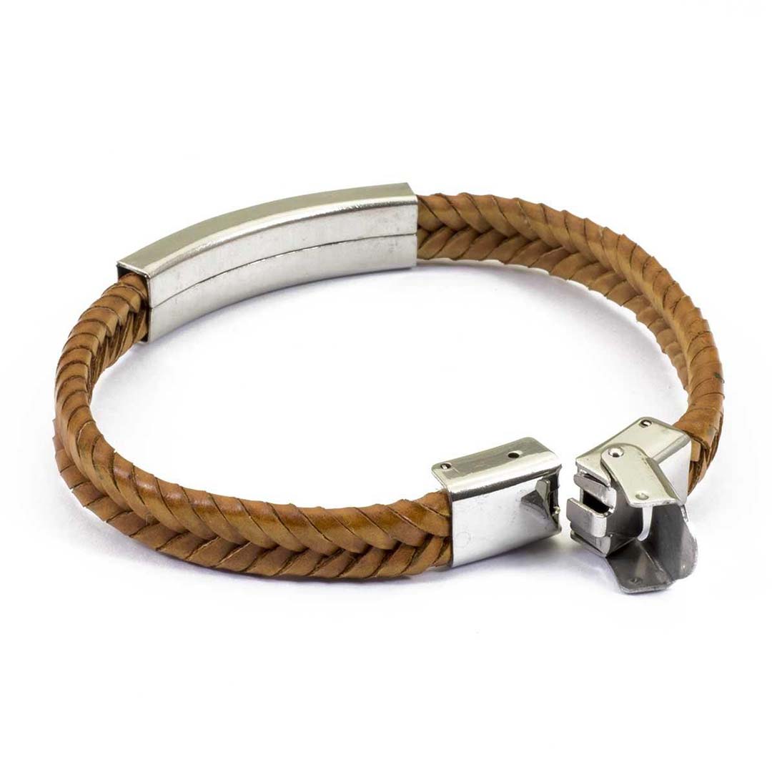 Moderno bracciale da uomo in pelle intrecciata colore marrone e piastra in acciaio - via condotti store