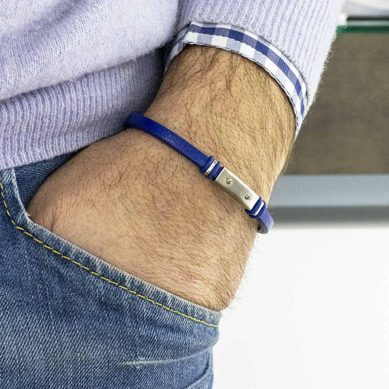 bracciale per uomo in cuoio blu e piastrina in acciaio indossato - via condotti store