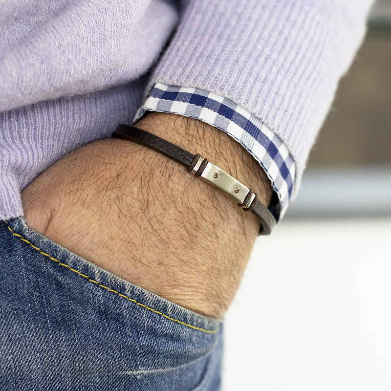 bracciale per uomo in cuoio marrone e piastrina in acciaio indossato - via condotti store