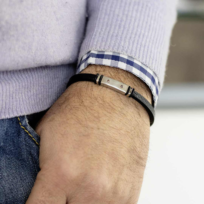 bracciale per uomo in cuoio nero e piastrina in acciaio indossato - via condotti store